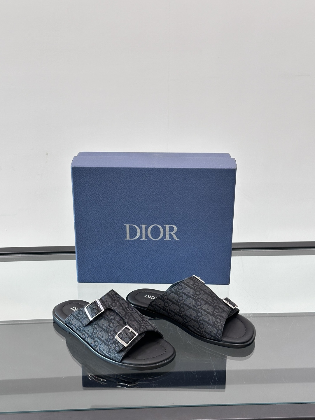 Dior Alias 凉鞋🩴这款 Dior Alias 凉鞋是二零二五秋季系列新品，采用高雅的设计彰显 