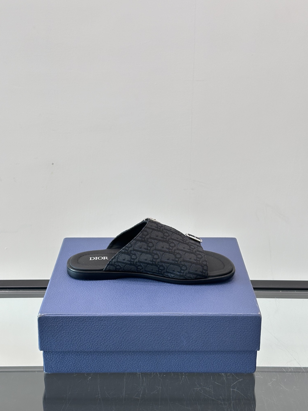 Dior Alias 凉鞋🩴这款 Dior Alias 凉鞋是二零二五秋季系列新品，采用高雅的设计彰显 