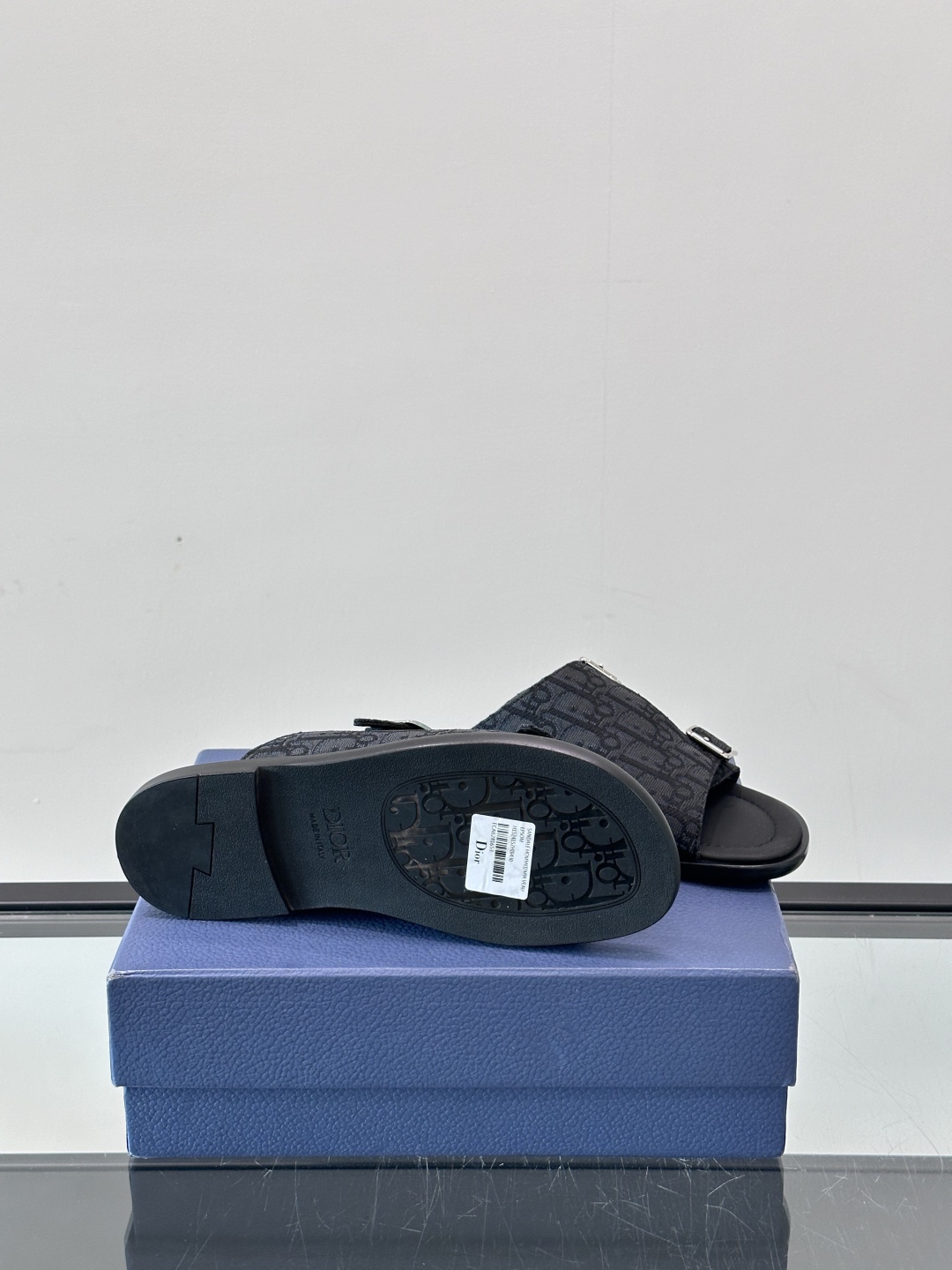 Dior Alias 凉鞋🩴这款 Dior Alias 凉鞋是二零二五秋季系列新品，采用高雅的设计彰显 