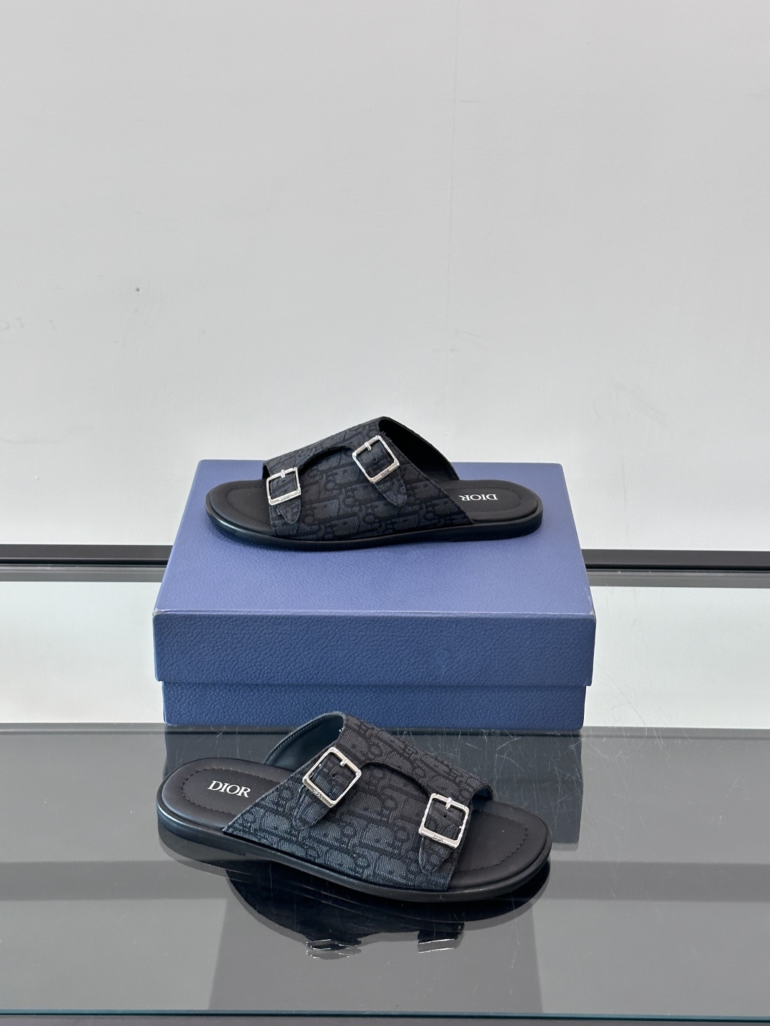 Dior Alias 凉鞋🩴这款 Dior Alias 凉鞋是二零二五秋季系列新品，采用高雅的设计彰显 