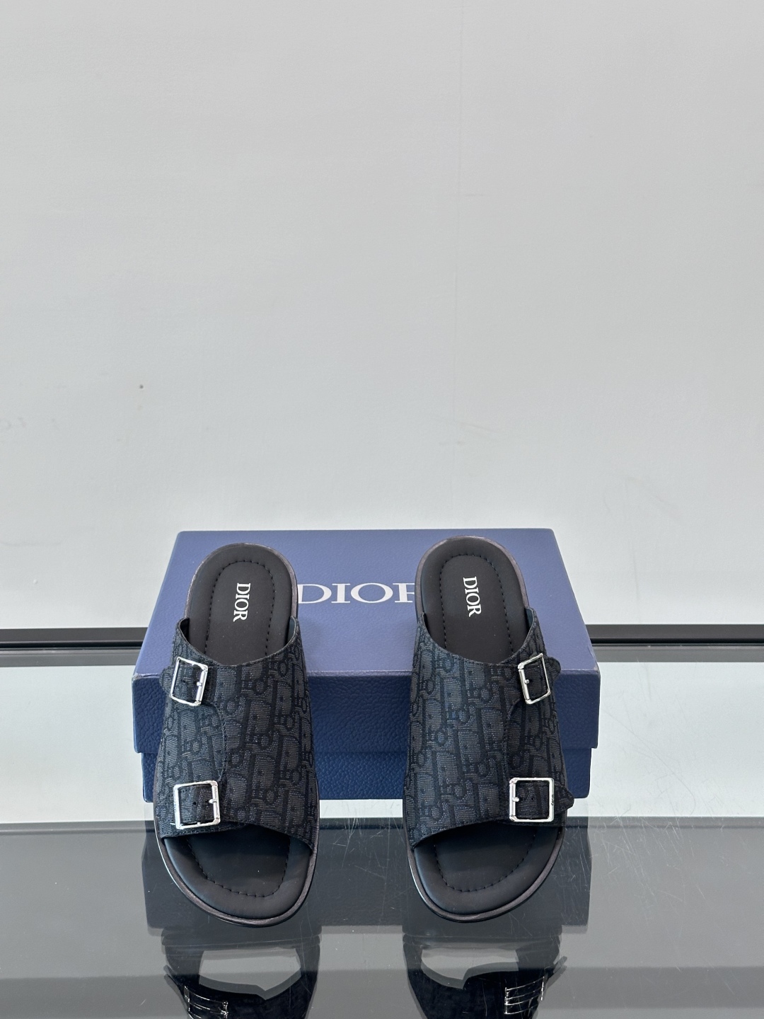 Dior Alias 凉鞋🩴这款 Dior Alias 凉鞋是二零二五秋季系列新品，采用高雅的设计彰显 