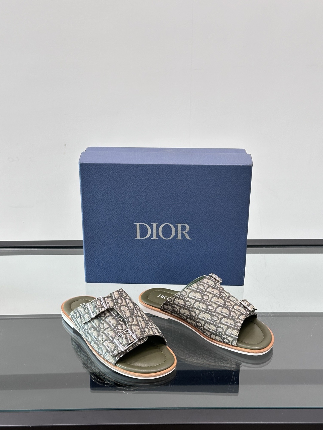 Dior Alias 凉鞋🩴这款 Dior Alias 凉鞋是二零二五秋季系列新品,采用高雅的设计彰显