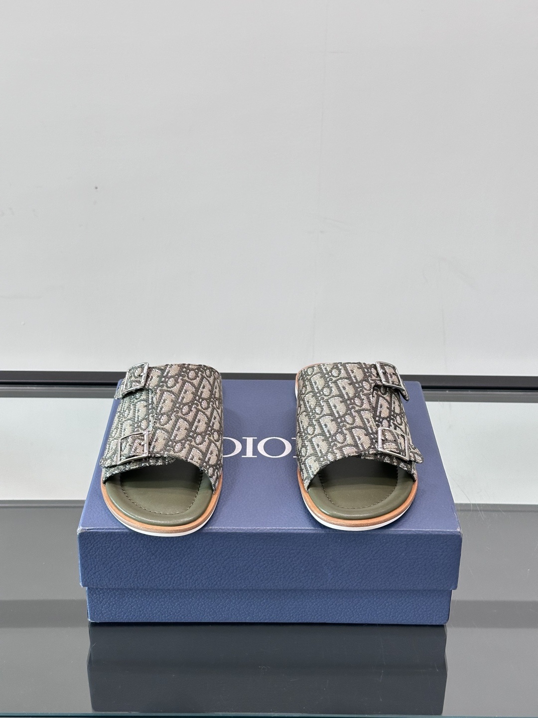 Dior Alias 凉鞋🩴这款 Dior Alias 凉鞋是二零二五秋季系列新品,采用高雅的设计彰显