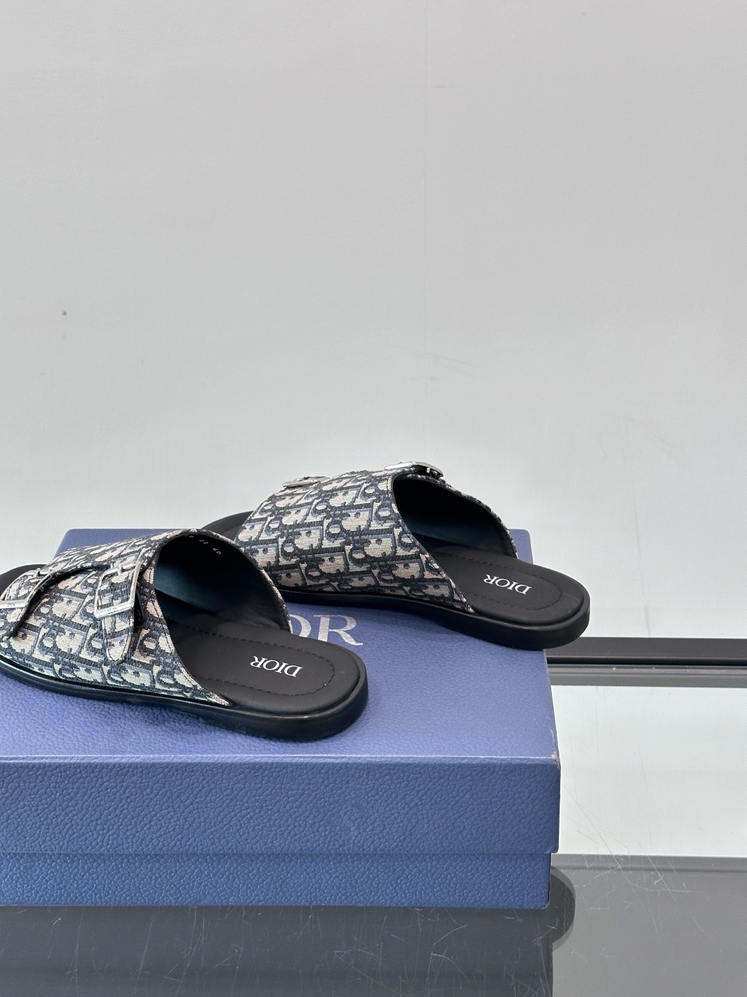 Dior Alias 凉鞋🩴这款 Dior Alias 凉鞋是二零二五秋季系列新品,采用高雅的设计彰显
