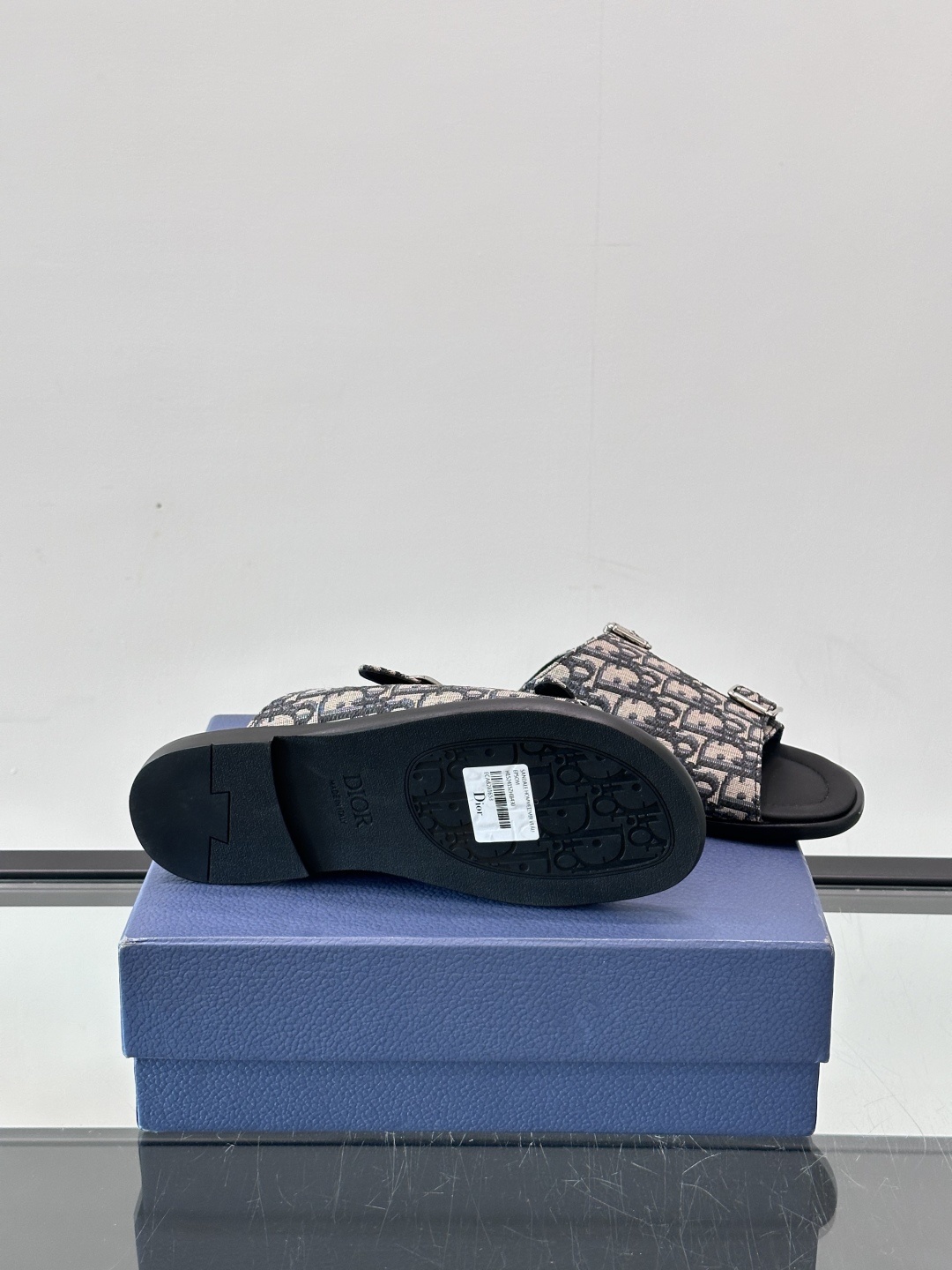 Dior Alias 凉鞋🩴这款 Dior Alias 凉鞋是二零二五秋季系列新品,采用高雅的设计彰显
