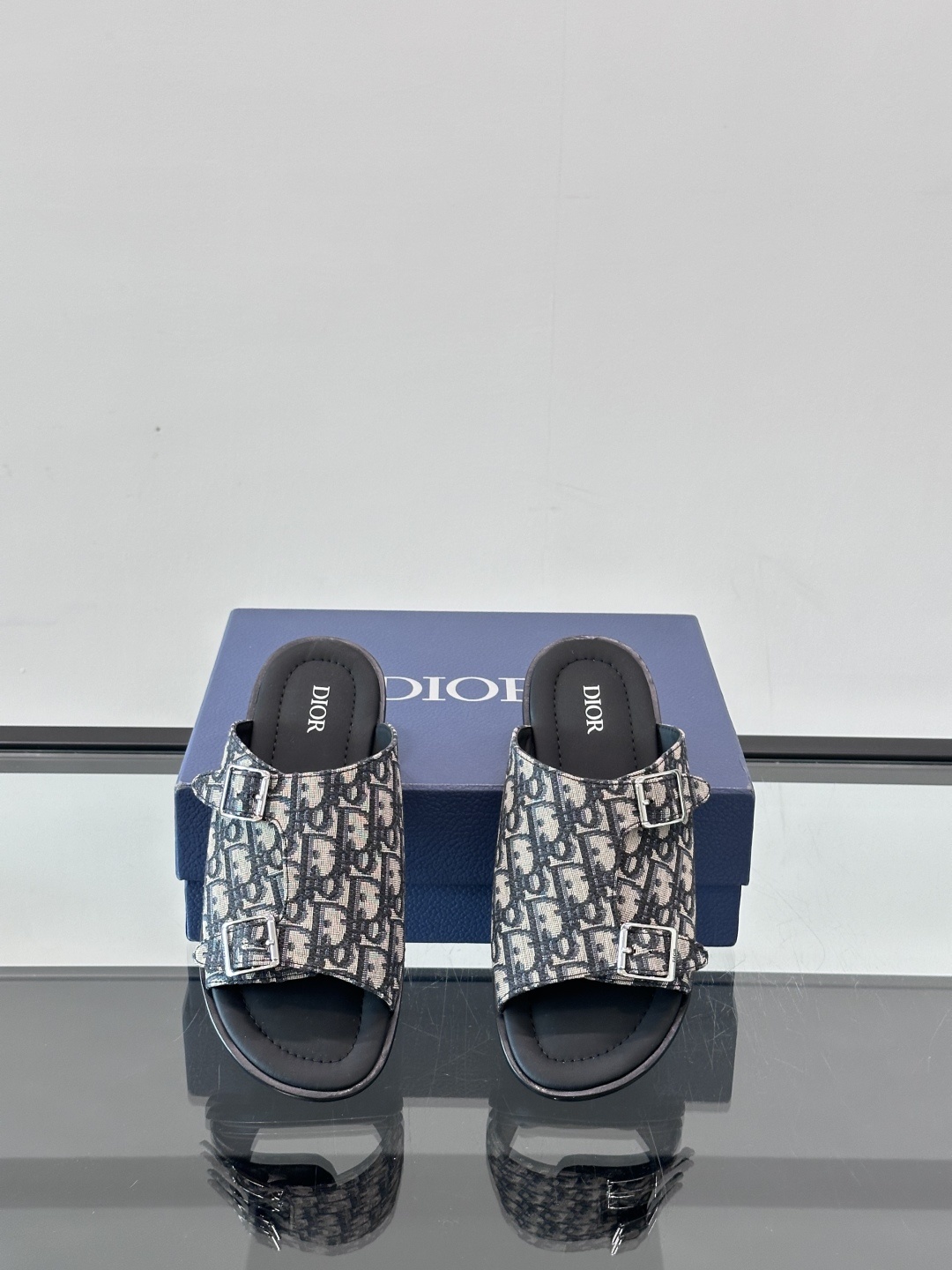 Dior Alias 凉鞋🩴这款 Dior Alias 凉鞋是二零二五秋季系列新品,采用高雅的设计彰显