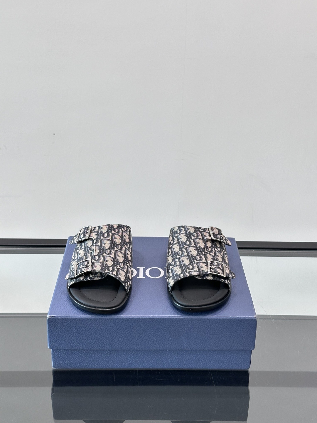 Dior Alias 凉鞋🩴这款 Dior Alias 凉鞋是二零二五秋季系列新品,采用高雅的设计彰显