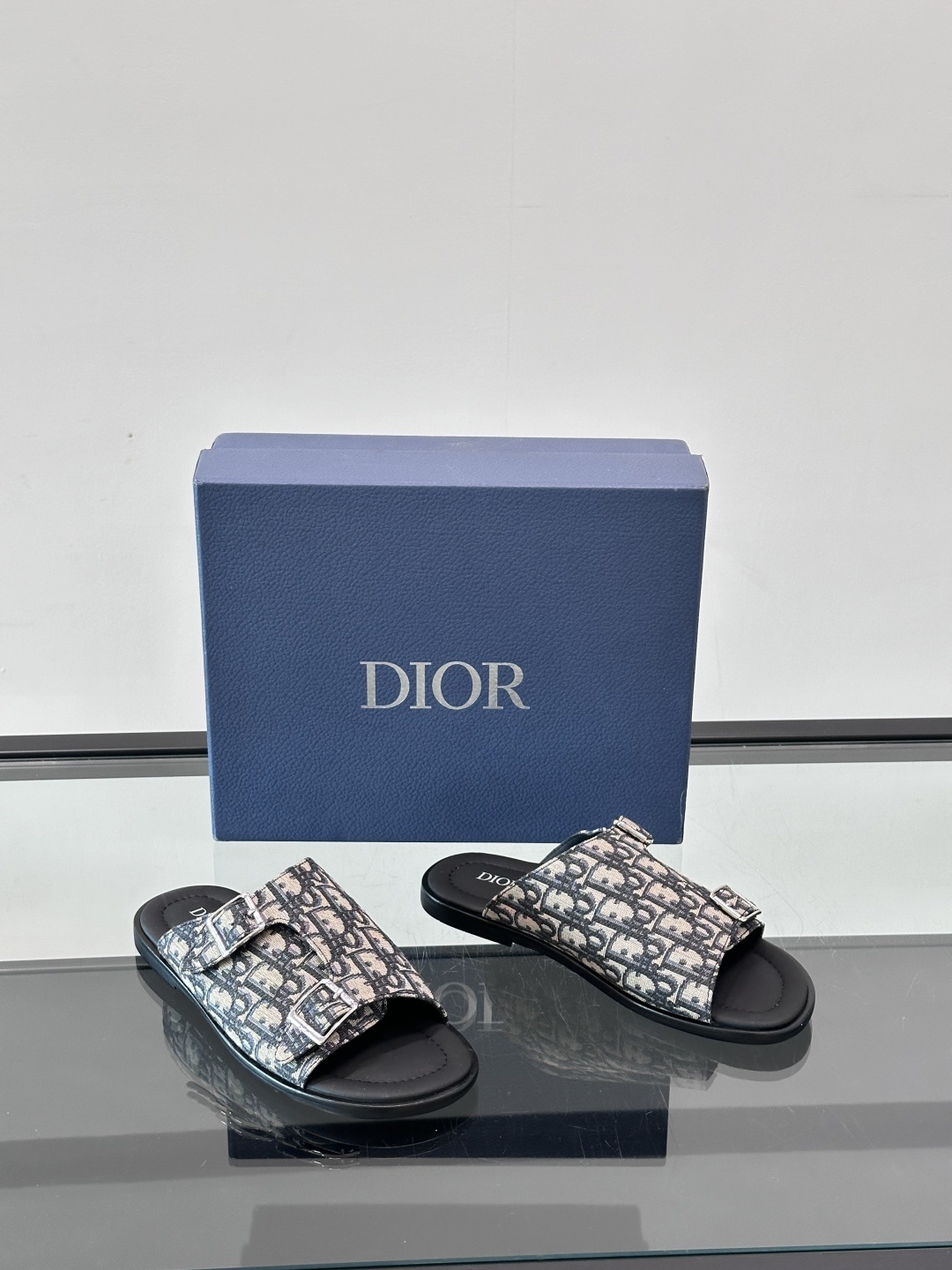 Dior Alias 凉鞋🩴这款 Dior Alias 凉鞋是二零二五秋季系列新品,采用高雅的设计彰显