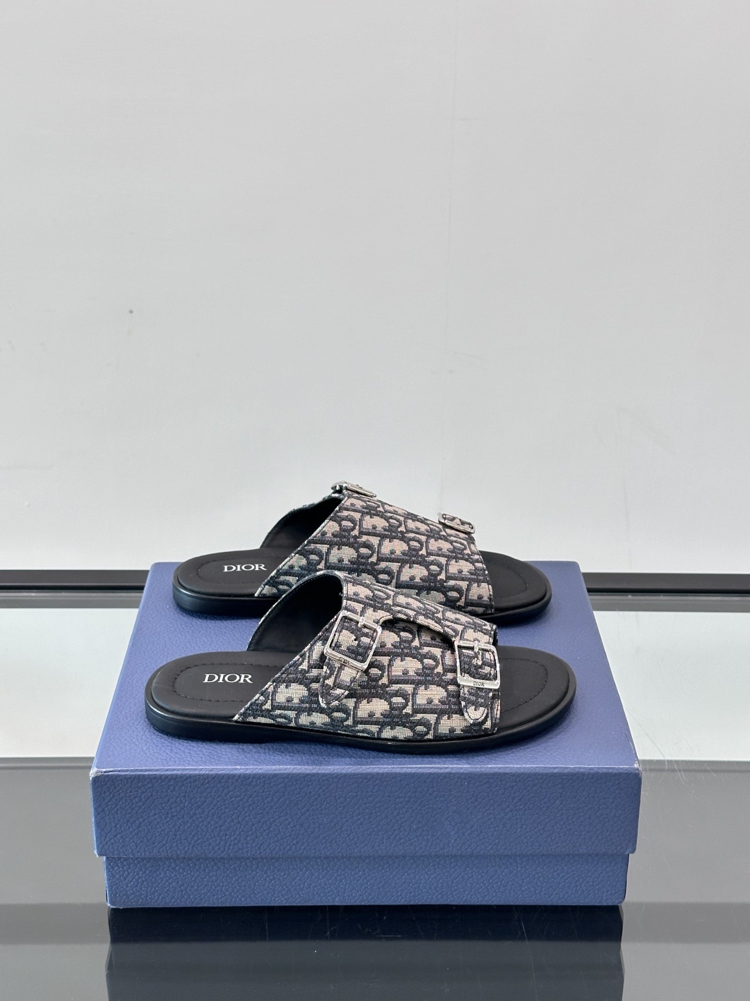 Dior Alias 凉鞋🩴这款 Dior Alias 凉鞋是二零二五秋季系列新品,采用高雅的设计彰显