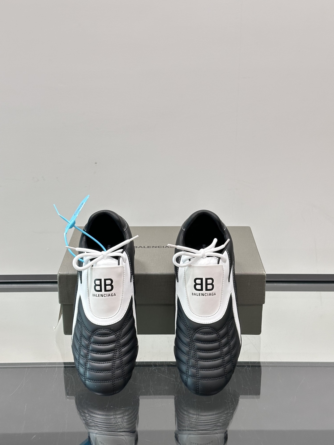 Balenciaga BB拳击鞋。Zen 足球风热潮▪️最近很流行平底鞋 比samba好穿很多！！！巴黎