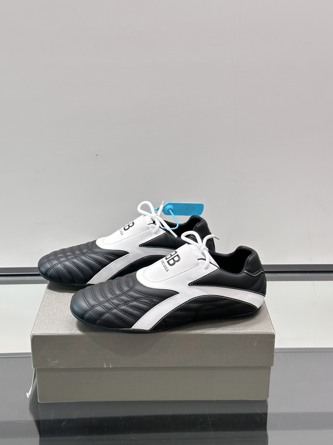 Balenciaga BB拳击鞋。Zen 足球风热潮▪️最近很流行平底鞋 比samba好穿很多！！！巴黎