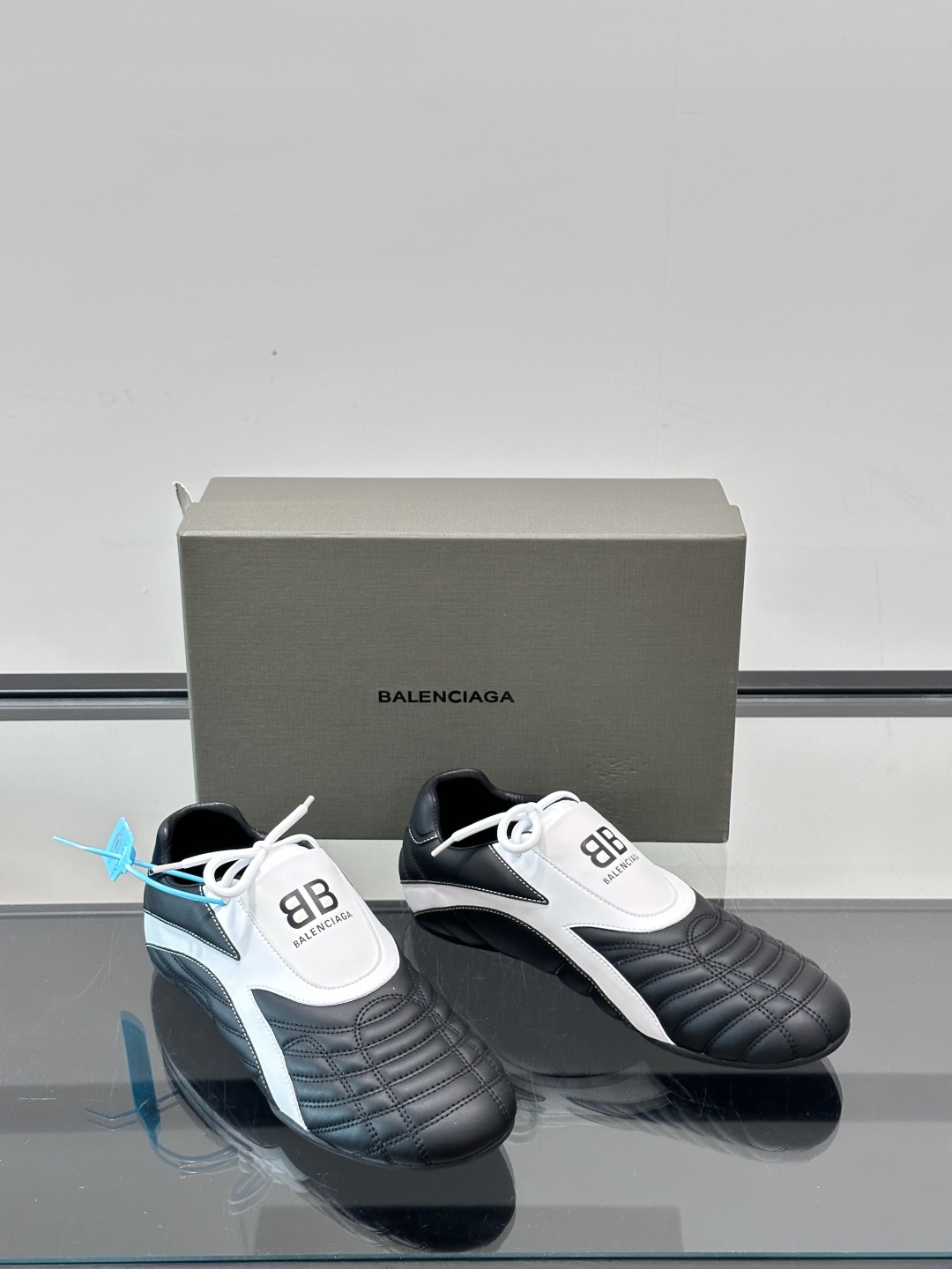 Balenciaga BB拳击鞋。Zen 足球风热潮▪️最近很流行平底鞋 比samba好穿很多！！！巴黎