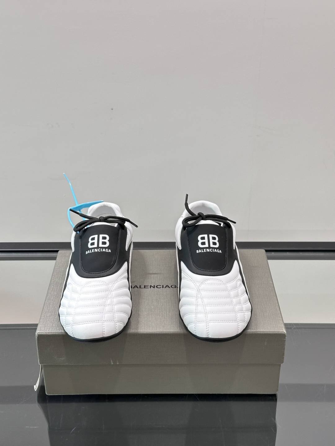 Balenciaga BB拳击鞋。Zen 足球风热潮▪️最近很流行平底鞋 比samba好穿很多！！！巴黎