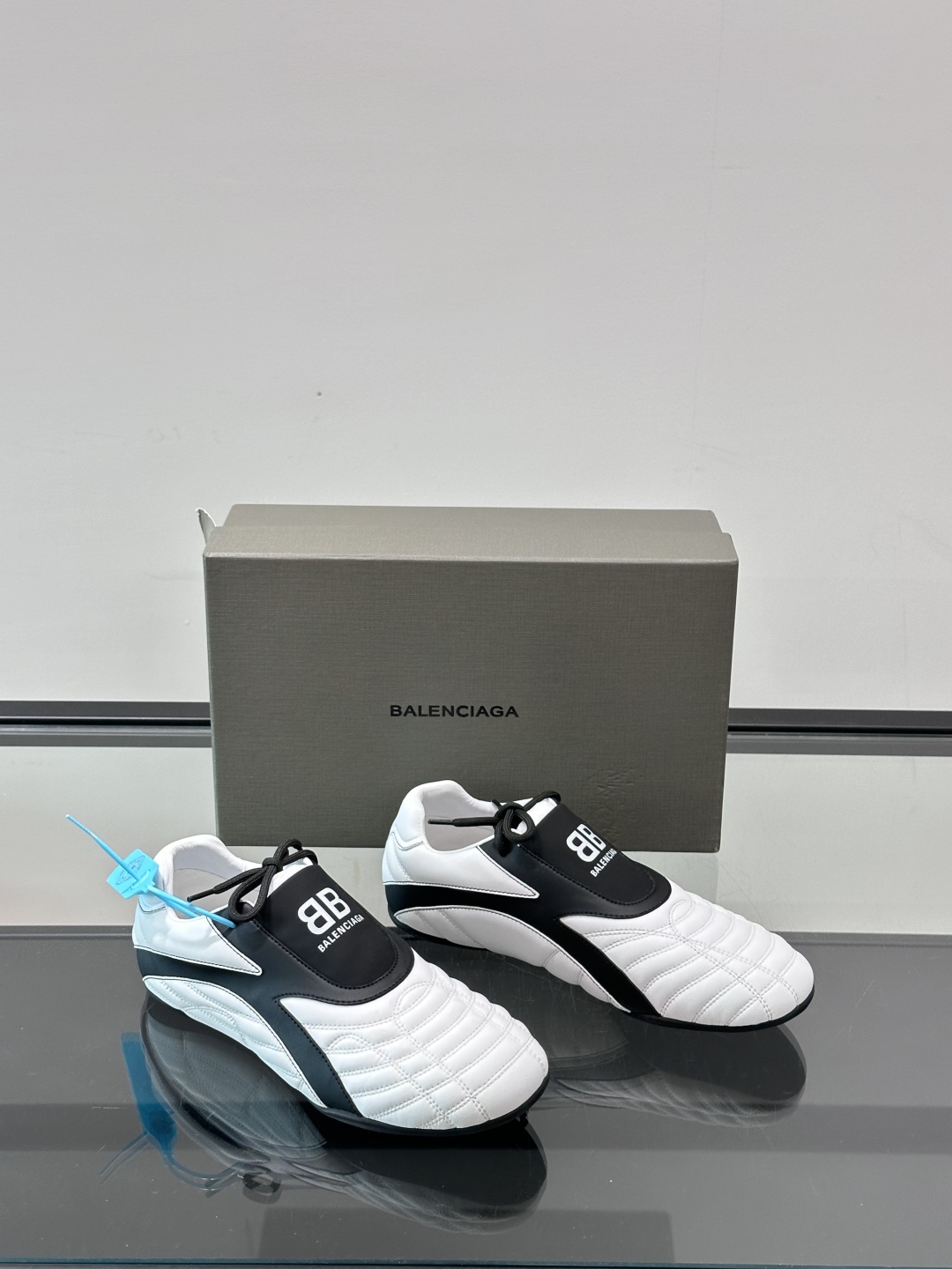 Balenciaga BB拳击鞋。Zen 足球风热潮▪️最近很流行平底鞋 比samba好穿很多！！！巴黎