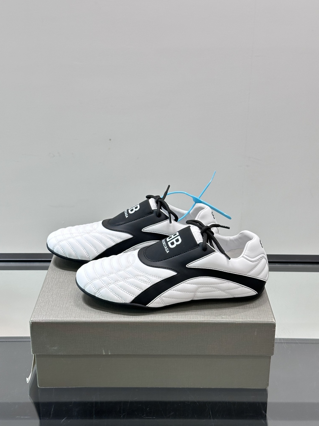 Balenciaga BB拳击鞋。Zen 足球风热潮▪️最近很流行平底鞋 比samba好穿很多！！！巴黎
