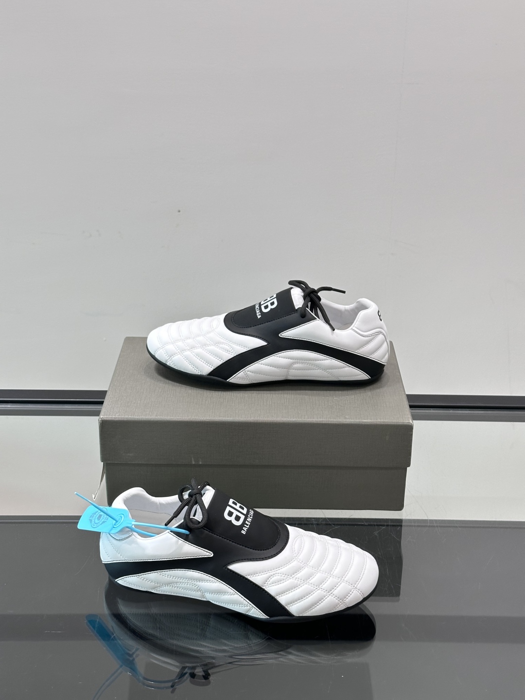 Balenciaga BB拳击鞋。Zen 足球风热潮▪️最近很流行平底鞋 比samba好穿很多！！！巴黎