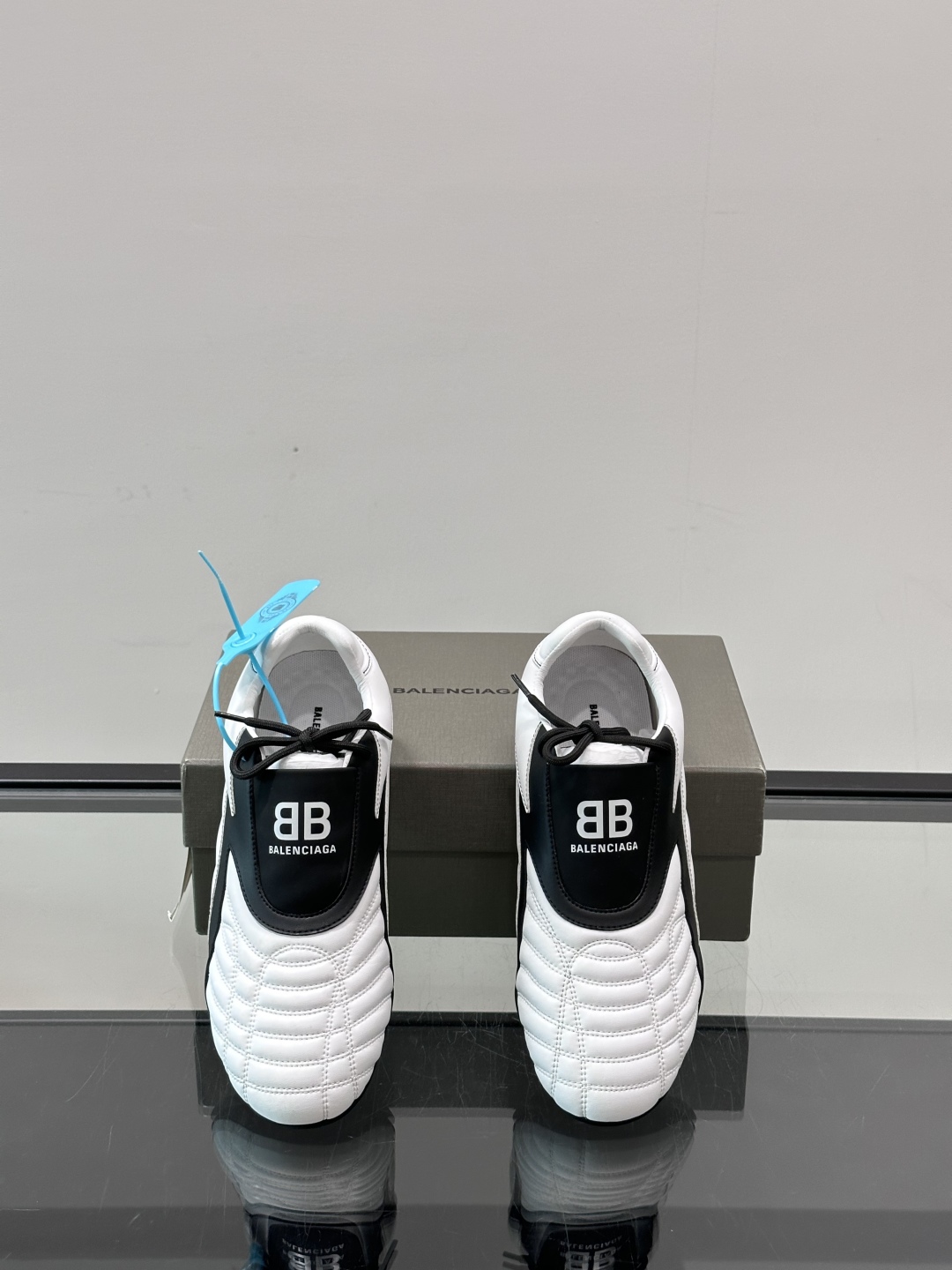 Balenciaga BB拳击鞋。Zen 足球风热潮▪️最近很流行平底鞋 比samba好穿很多！！！巴黎