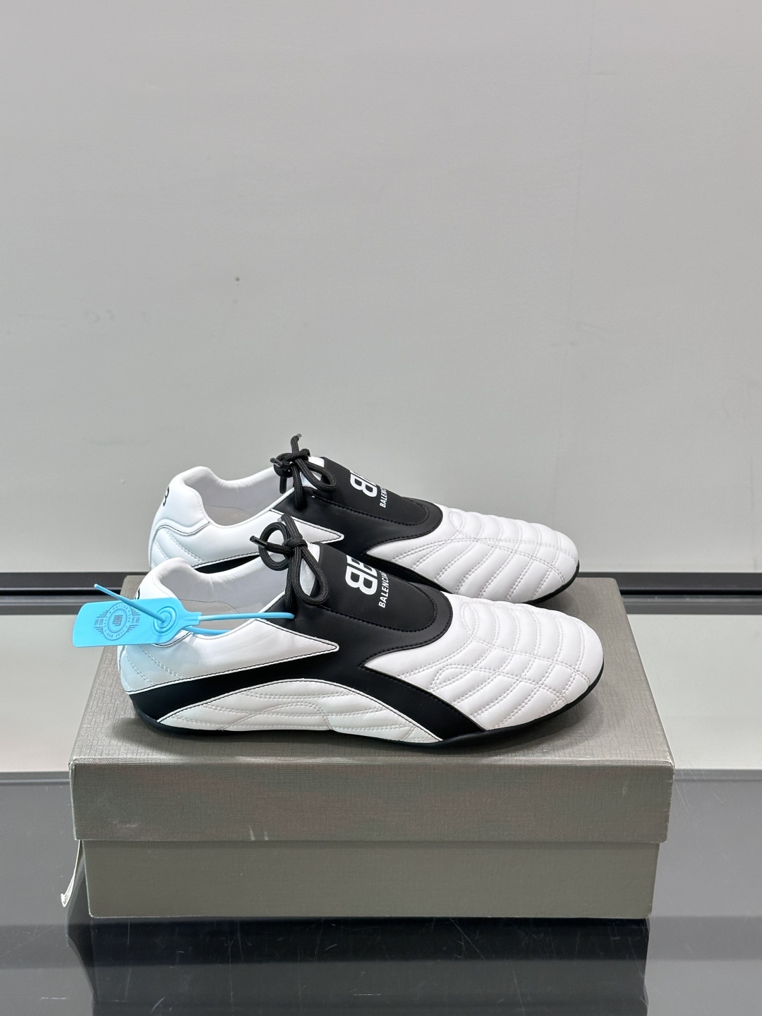 Balenciaga BB拳击鞋。Zen 足球风热潮▪️最近很流行平底鞋 比samba好穿很多！！！巴黎