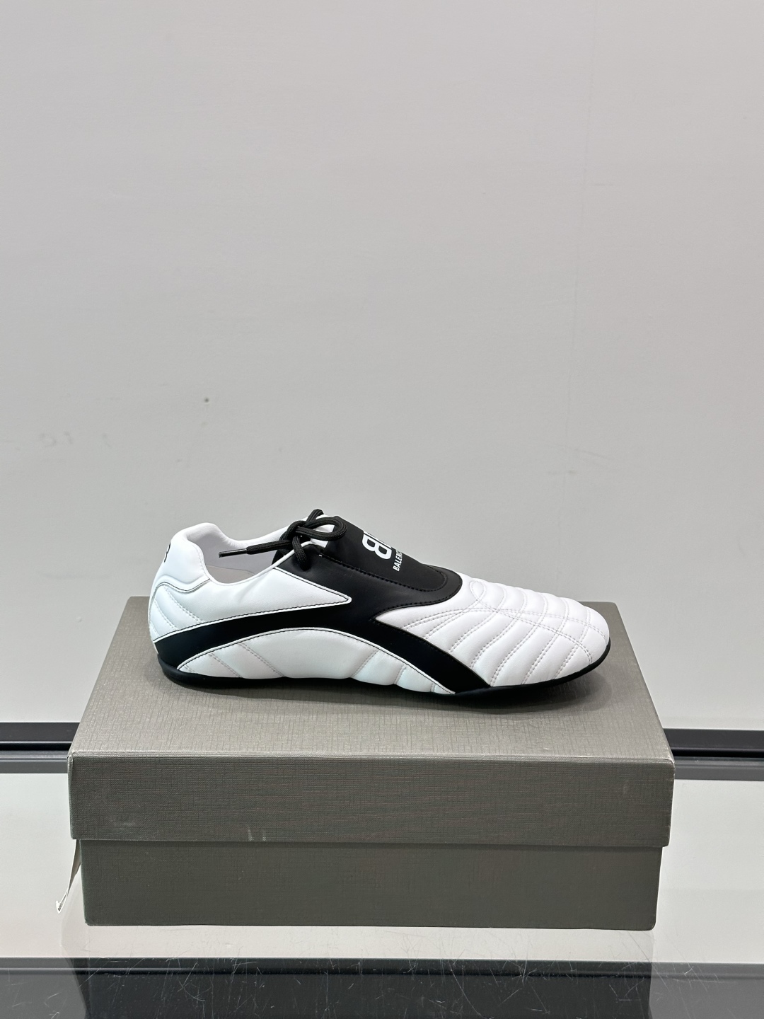 Balenciaga BB拳击鞋。Zen 足球风热潮▪️最近很流行平底鞋 比samba好穿很多！！！巴黎