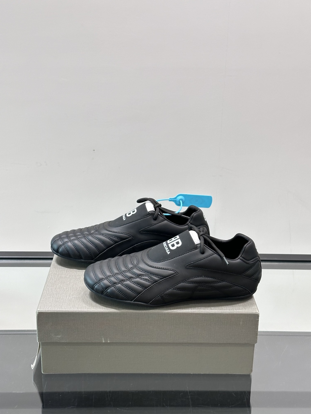 Balenciaga BB拳击鞋。Zen 足球风热潮▪️最近很流行平底鞋 比samba好穿很多！！！巴黎