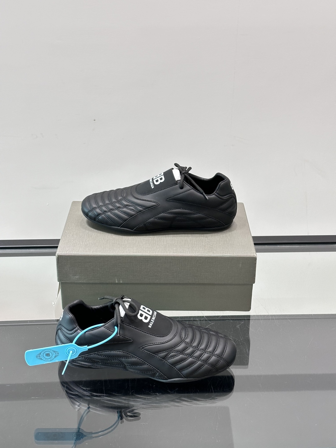 Balenciaga BB拳击鞋。Zen 足球风热潮▪️最近很流行平底鞋 比samba好穿很多！！！巴黎