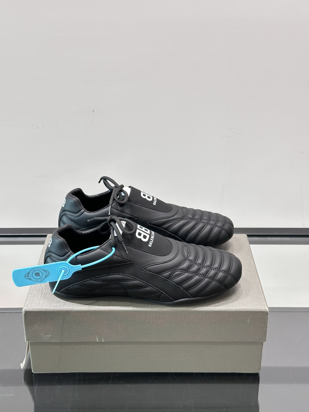 Balenciaga BB拳击鞋。Zen 足球风热潮▪️最近很流行平底鞋 比samba好穿很多！！！巴黎