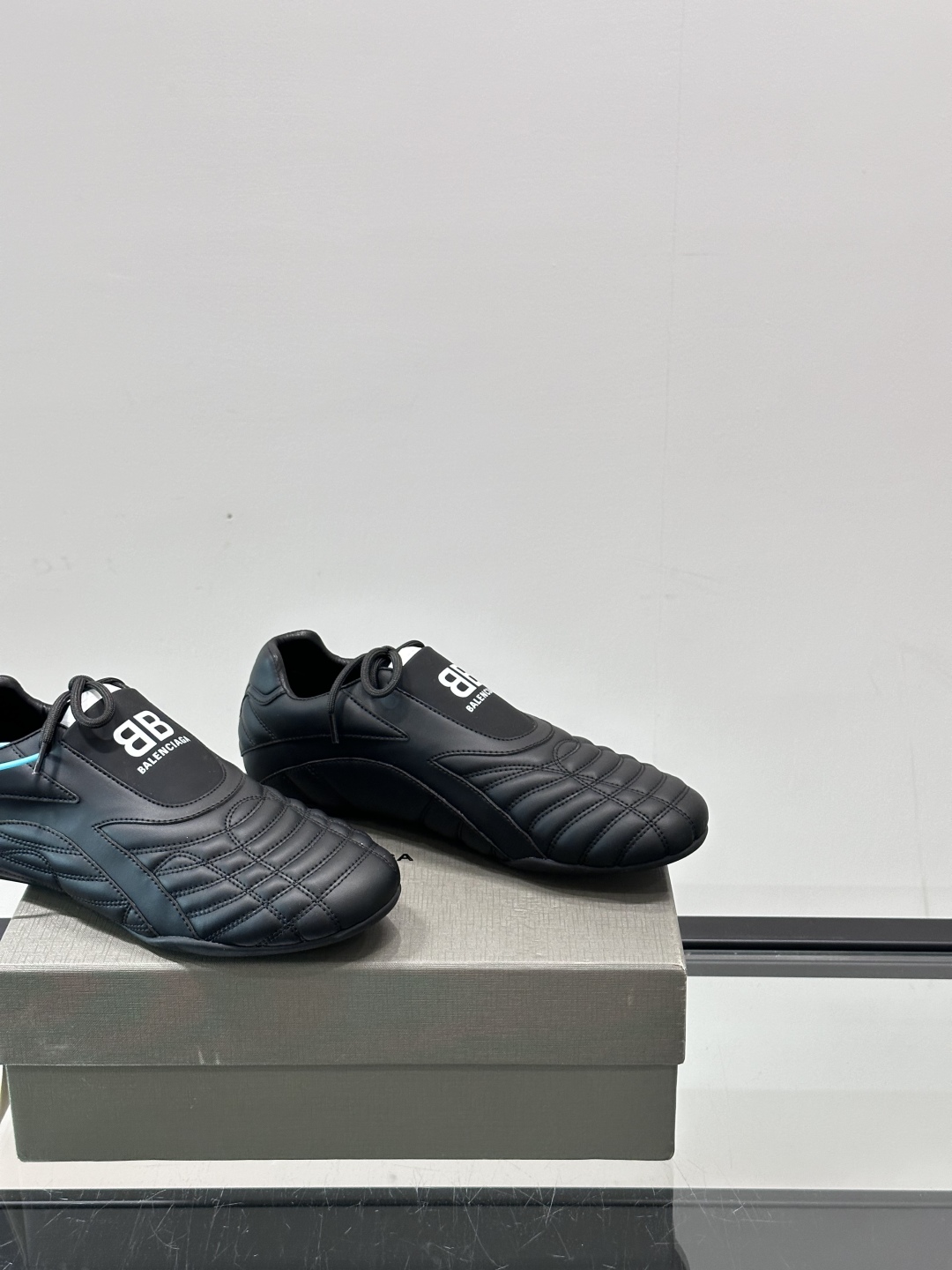 Balenciaga BB拳击鞋。Zen 足球风热潮▪️最近很流行平底鞋 比samba好穿很多！！！巴黎