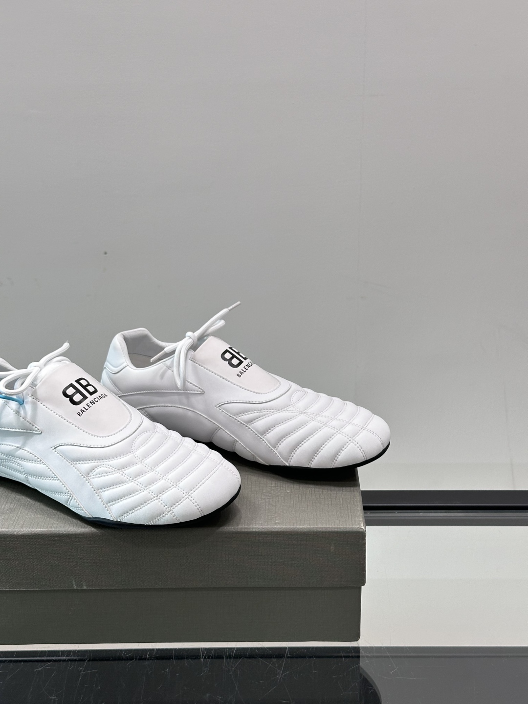 Balenciaga BB拳击鞋。Zen 足球风热潮▪️最近很流行平底鞋 比samba好穿很多！！！巴黎