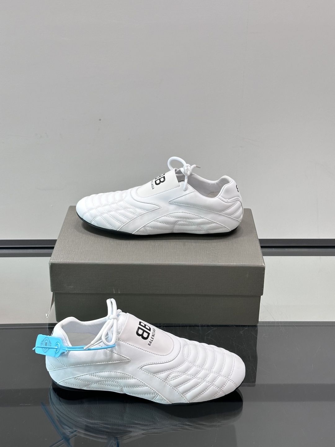 Balenciaga BB拳击鞋。Zen 足球风热潮▪️最近很流行平底鞋 比samba好穿很多！！！巴黎