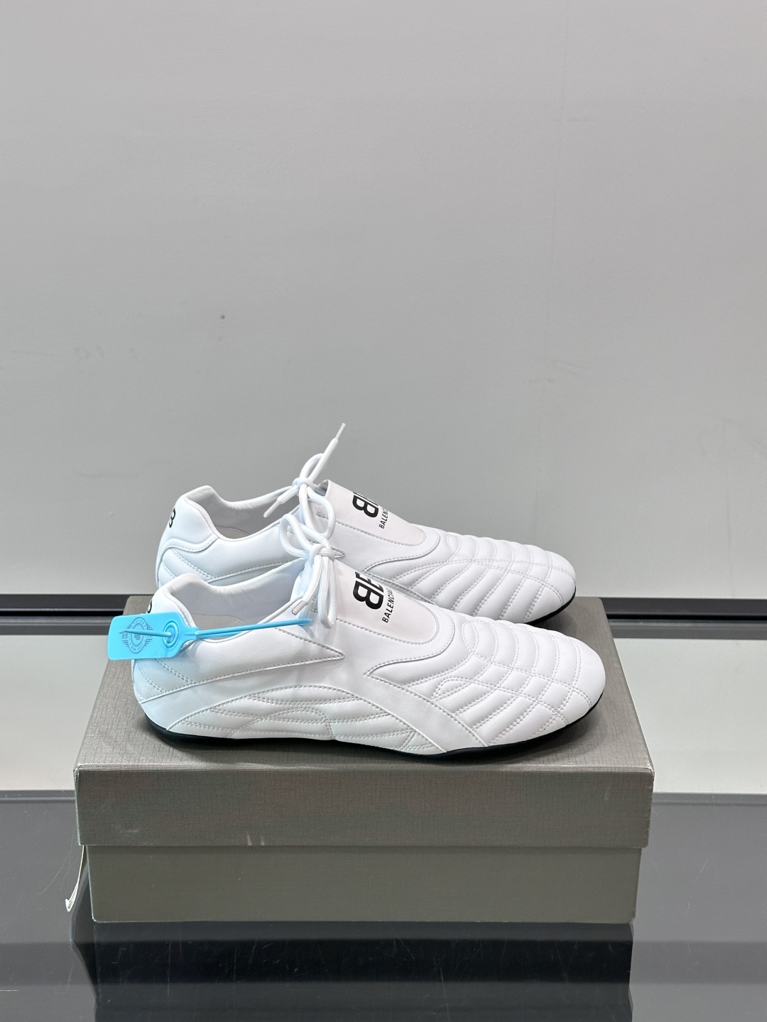 Balenciaga BB拳击鞋。Zen 足球风热潮▪️最近很流行平底鞋 比samba好穿很多！！！巴黎