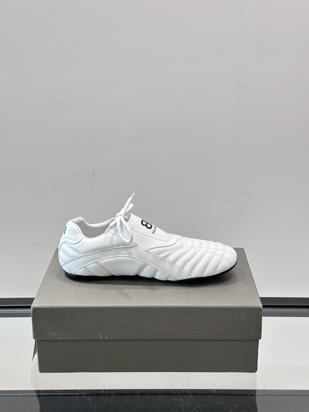 Balenciaga BB拳击鞋。Zen 足球风热潮▪️最近很流行平底鞋 比samba好穿很多！！！巴黎