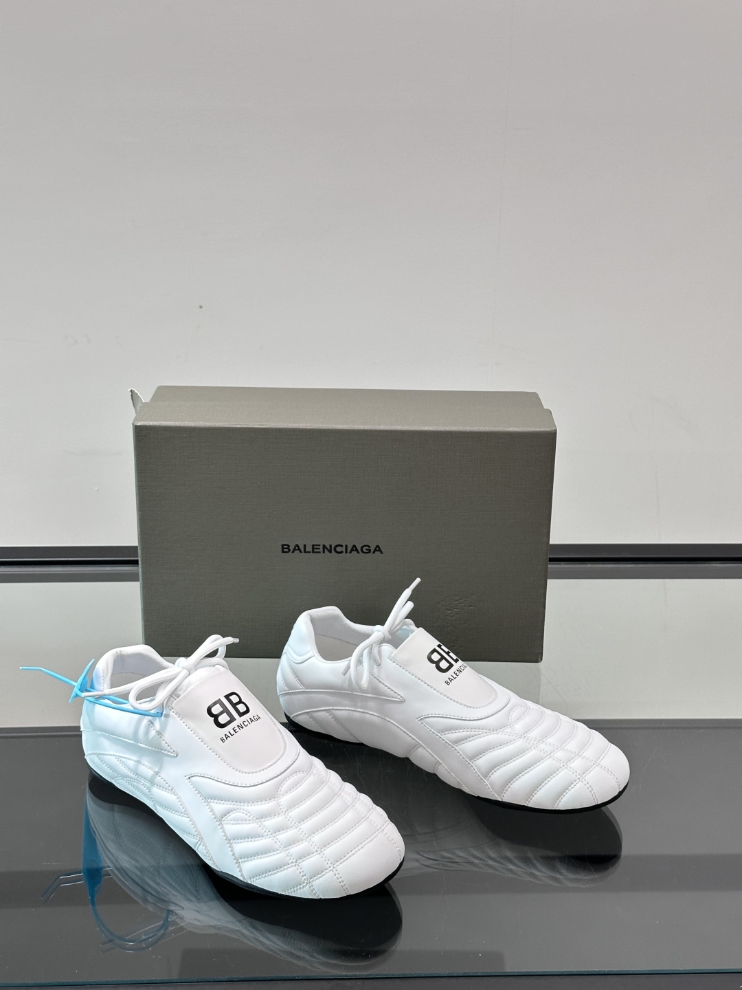 Balenciaga BB拳击鞋。Zen 足球风热潮▪️最近很流行平底鞋 比samba好穿很多！！！巴黎