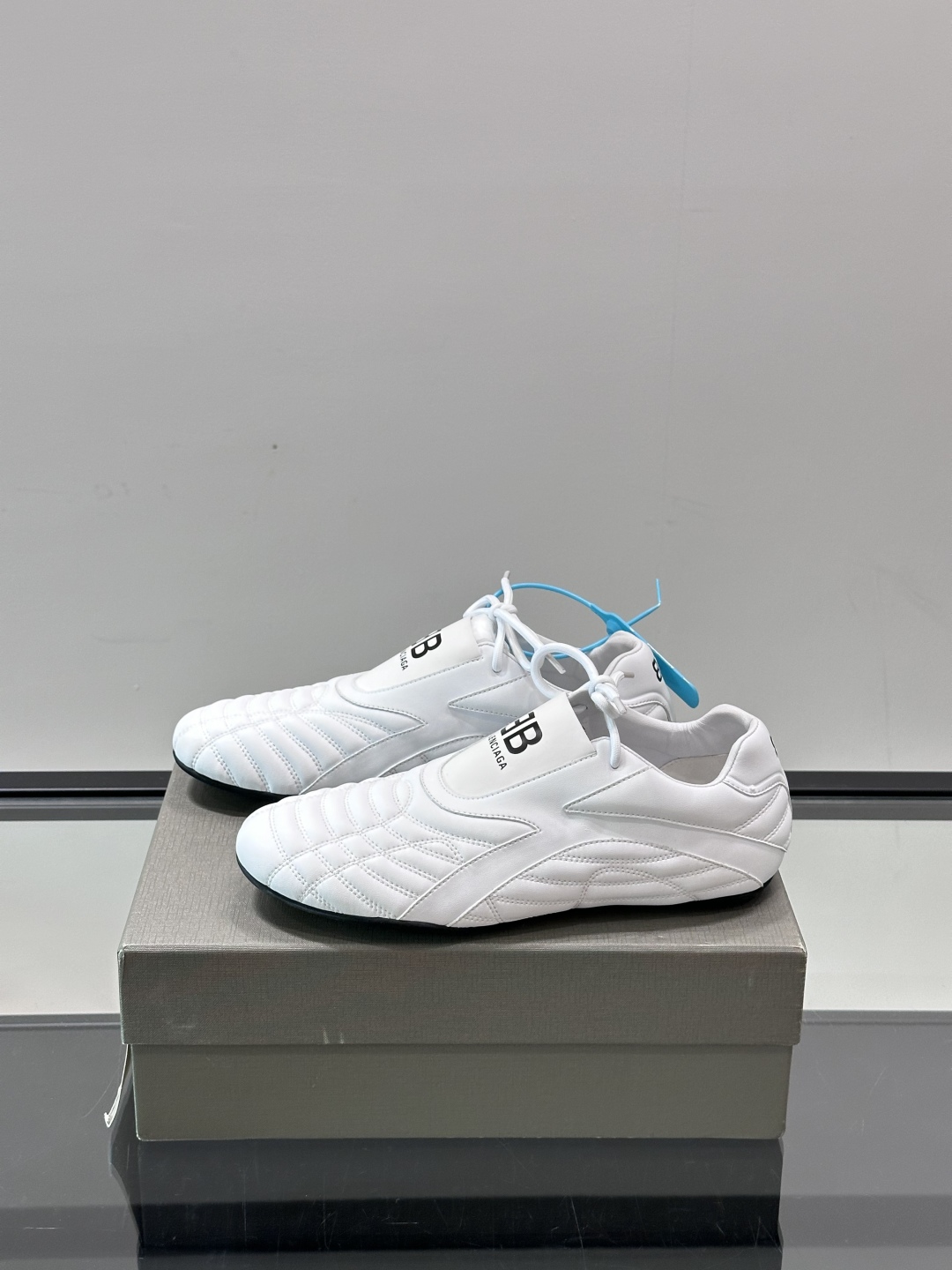 Balenciaga BB拳击鞋。Zen 足球风热潮▪️最近很流行平底鞋 比samba好穿很多！！！巴黎