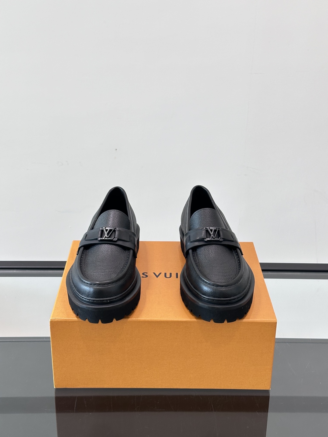 Lv驴家新款皮鞋出货，lv标识点缀鞋身，皮革饰带点缀LV金属徽标饰扣，搭配光滑小牛皮革饰边，搭配饰有 M