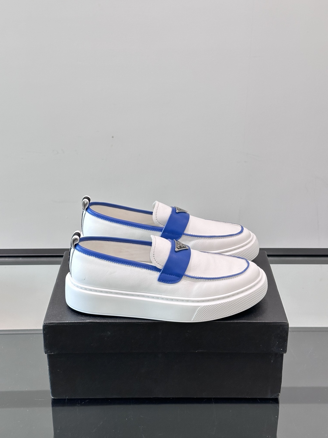 Loafers en Cuir Prada avec Détails Bleus et Semelle en Caoutchouc Confortable