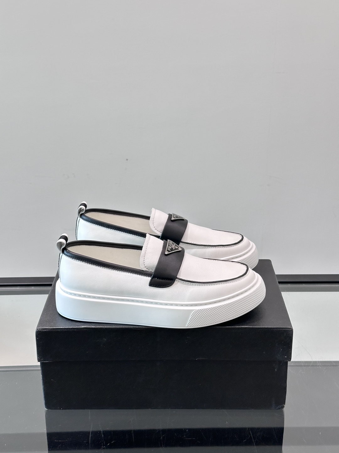 Prada Loafers de Piel con Suela de Goma para Hombre - Elegancia y Confort