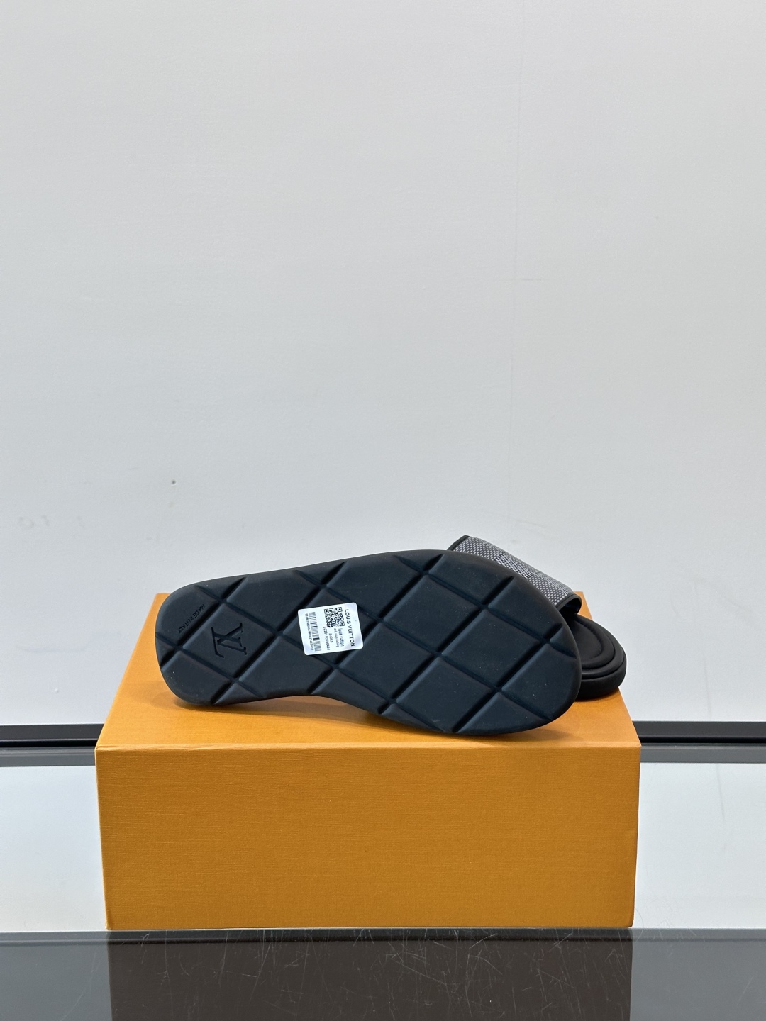 ◾️▫️L 牌奢品男士拖鞋，11高端品质，头层牛皮材质，休闲阳光宽松舒适型，最高版本高品质精品，百经典款