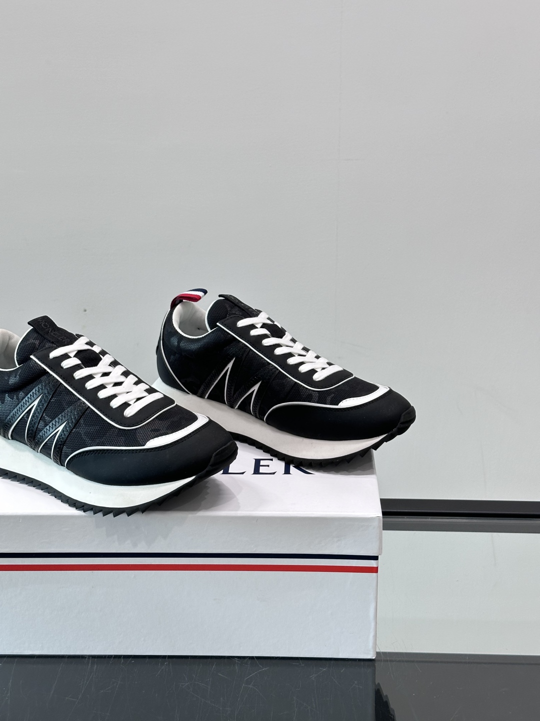 Moncler/盟可睐 Pacey男士运动鞋出货，厚底百搭秋季新款运动鞋！Pacey织物和牛巴革运动鞋是