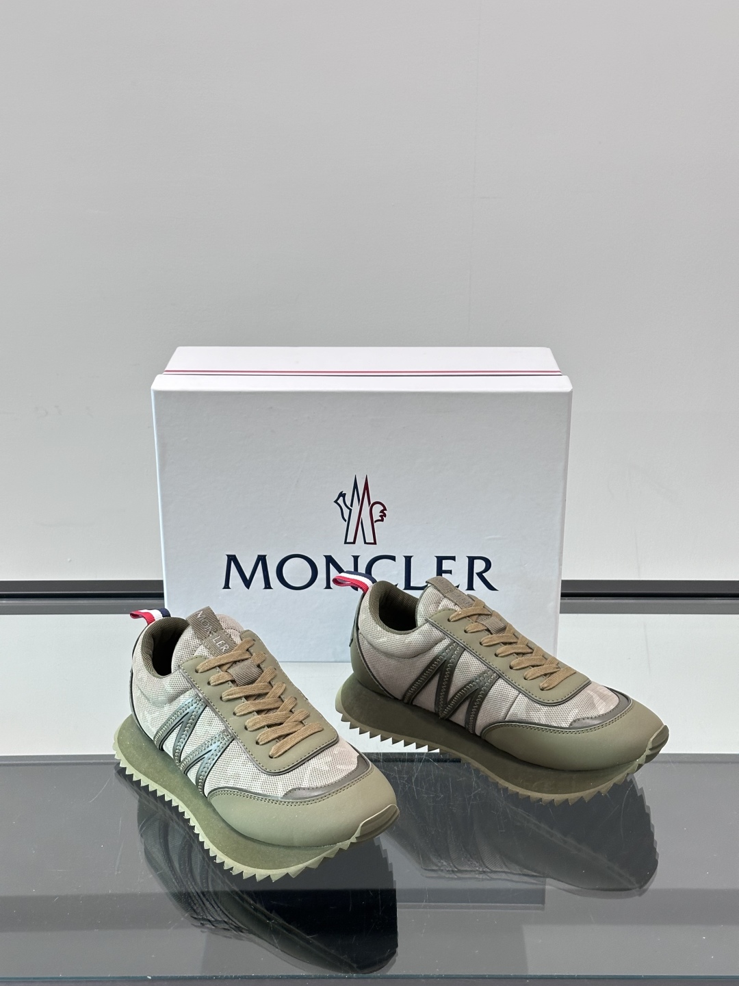 Moncler/盟可睐 Pacey男士运动鞋出货，厚底百搭秋季新款运动鞋！Pacey织物和牛巴革运动鞋是