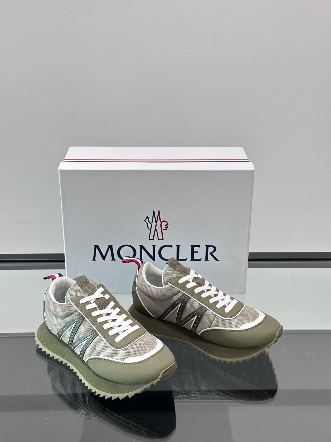 Moncler/盟可睐 Pacey男士运动鞋出货，厚底百搭秋季新款运动鞋！Pacey织物和牛巴革运动鞋是