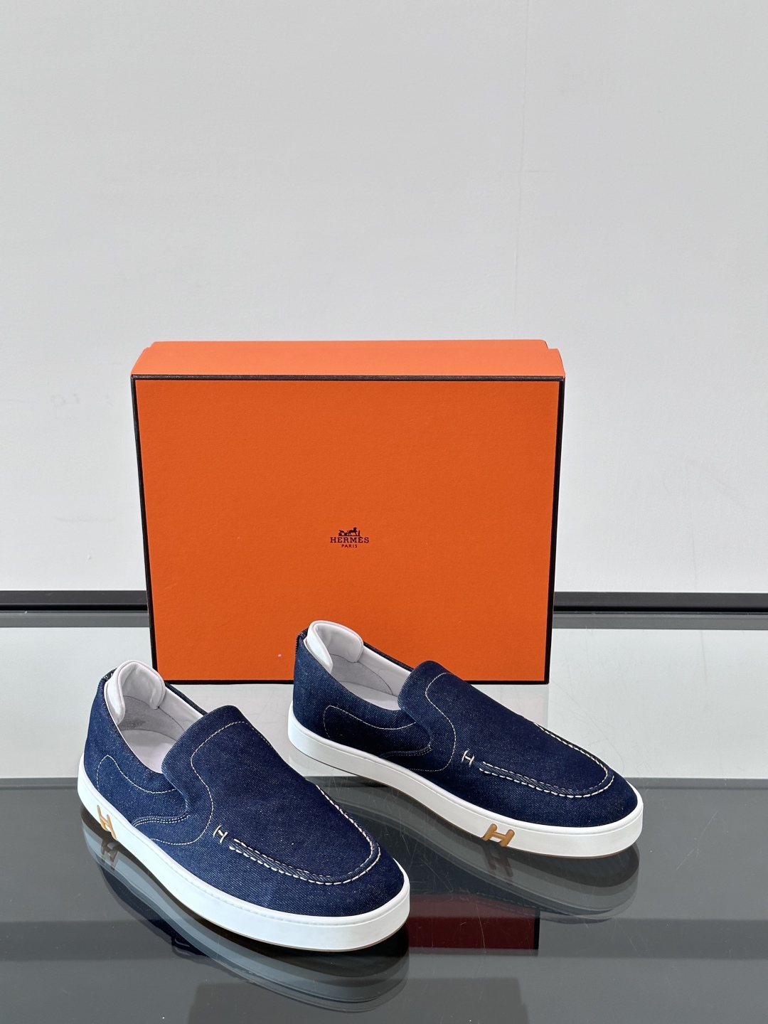 H爱马仕Kiddy免系带运动鞋 👟！牛仔布和麂皮山羊皮免系带运动鞋，饰有标志性“H”细节。设计简约流畅，