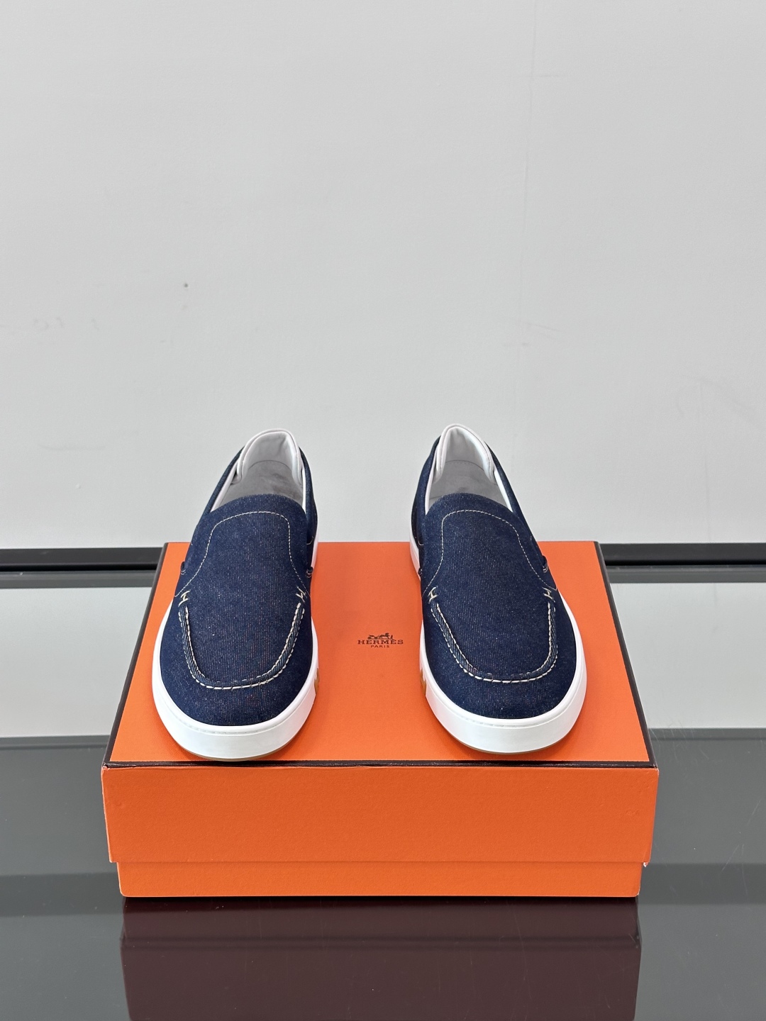 H爱马仕Kiddy免系带运动鞋 👟！牛仔布和麂皮山羊皮免系带运动鞋，饰有标志性“H”细节。设计简约流畅，