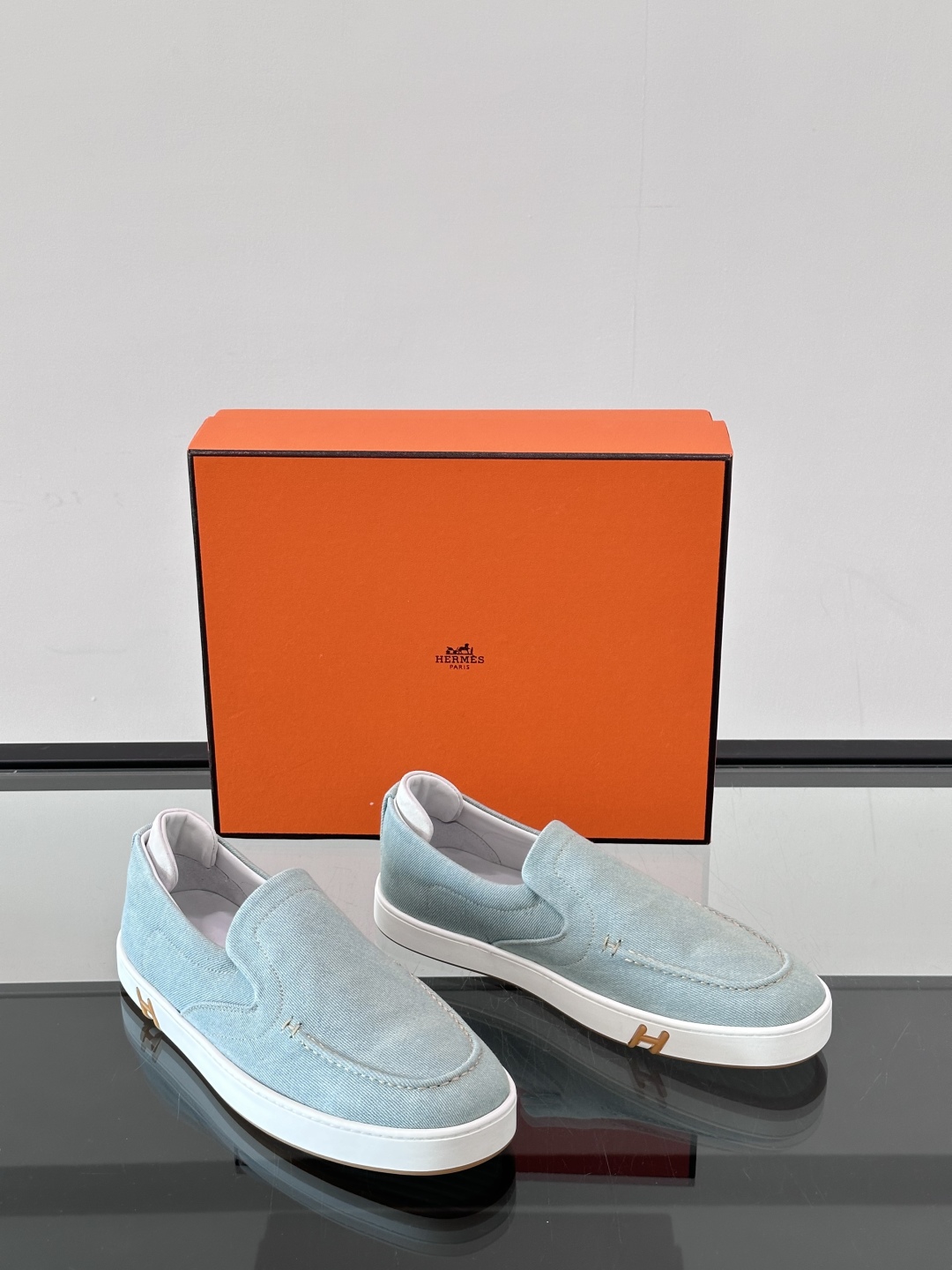 H爱马仕Kiddy免系带运动鞋 👟！牛仔布和麂皮山羊皮免系带运动鞋，饰有标志性“H”细节。设计简约流畅，