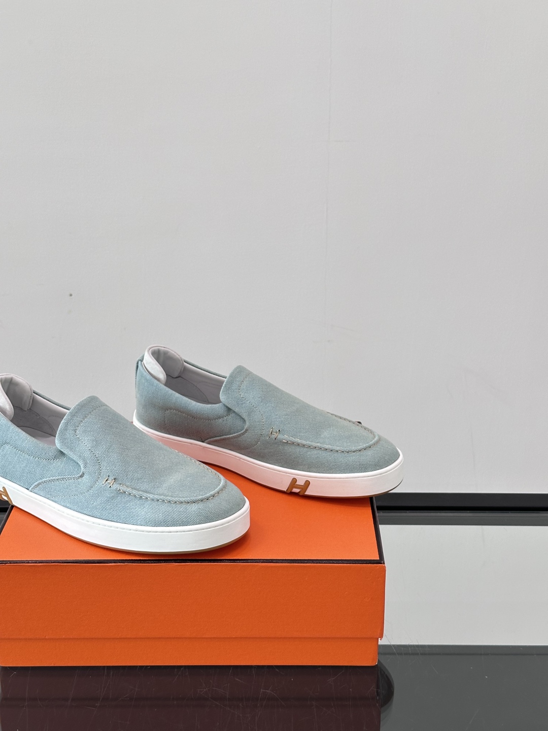 H爱马仕Kiddy免系带运动鞋 👟！牛仔布和麂皮山羊皮免系带运动鞋，饰有标志性“H”细节。设计简约流畅，