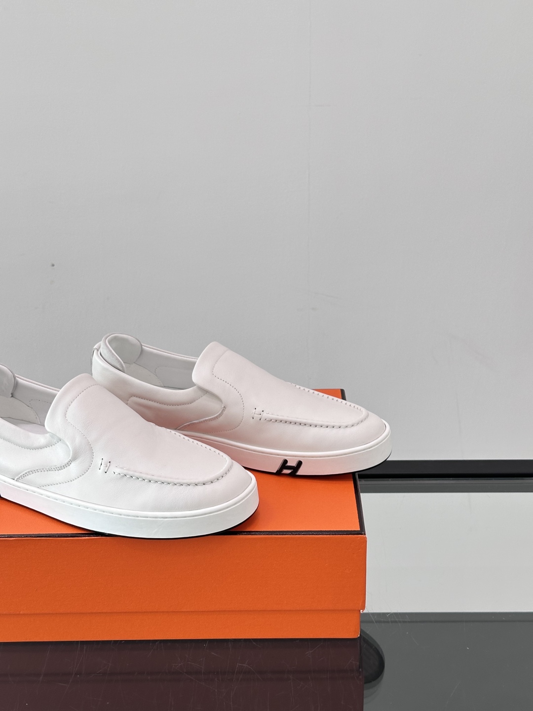 H爱马仕Kiddy免系带运动鞋 👟！牛仔布和麂皮山羊皮免系带运动鞋，饰有标志性“H”细节。设计简约流畅，