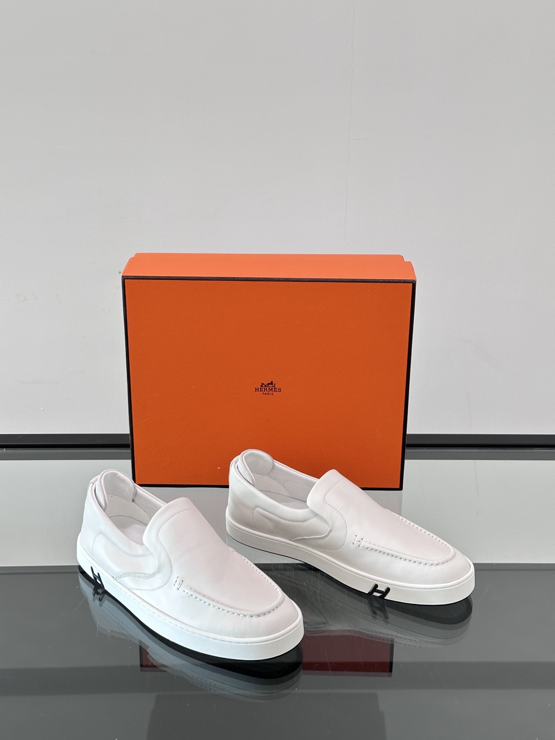 H爱马仕Kiddy免系带运动鞋 👟！牛仔布和麂皮山羊皮免系带运动鞋，饰有标志性“H”细节。设计简约流畅，