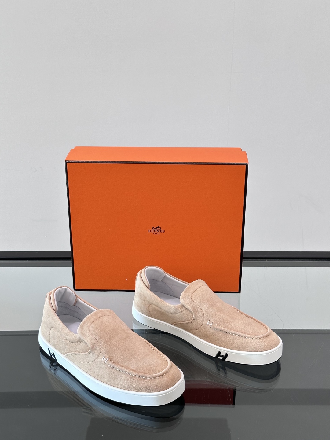 H爱马仕Kiddy免系带运动鞋 👟！牛仔布和麂皮山羊皮免系带运动鞋，饰有标志性“H”细节。设计简约流畅，