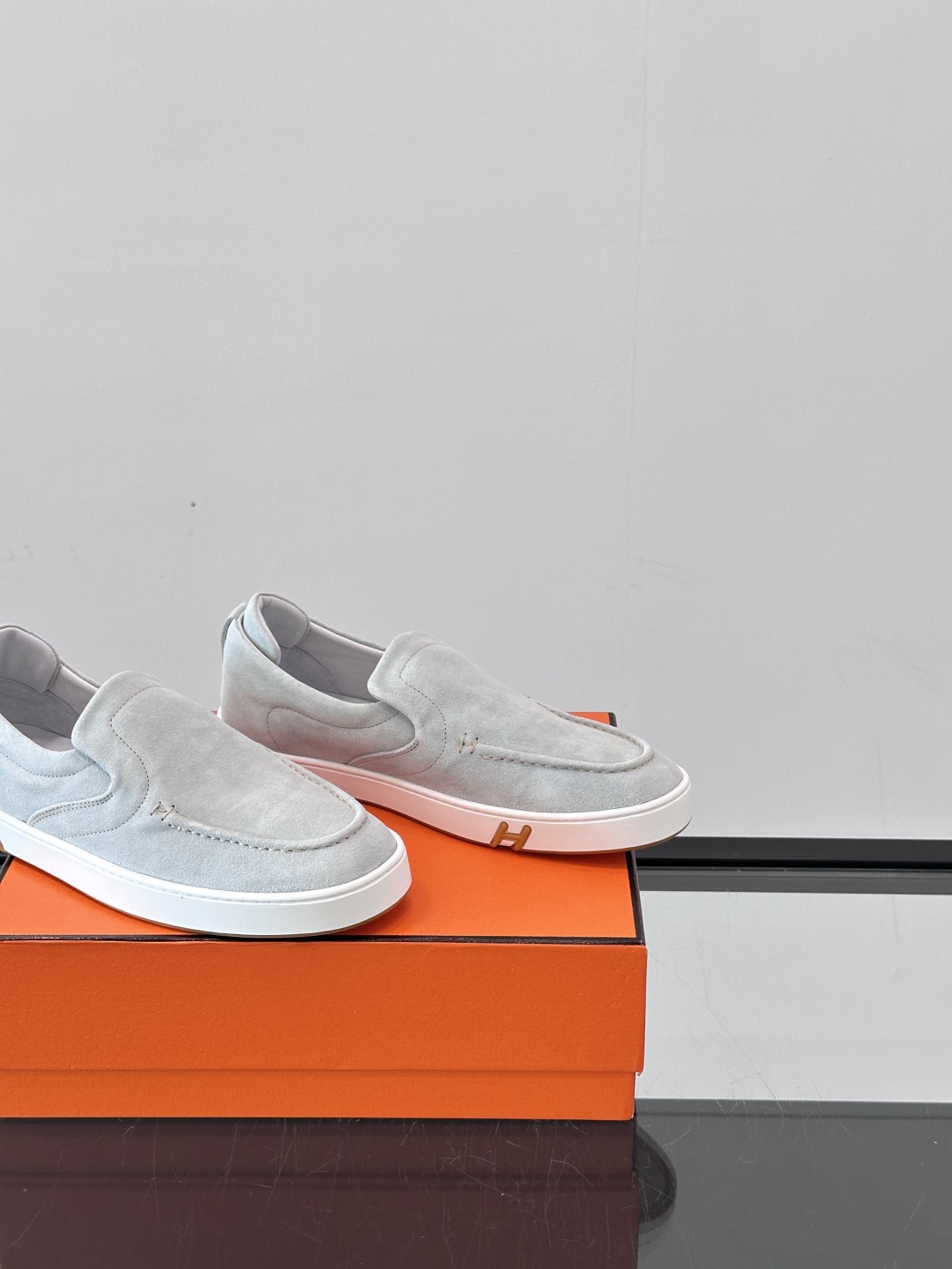 H爱马仕Kiddy免系带运动鞋 👟！牛仔布和麂皮山羊皮免系带运动鞋，饰有标志性“H”细节。设计简约流畅，