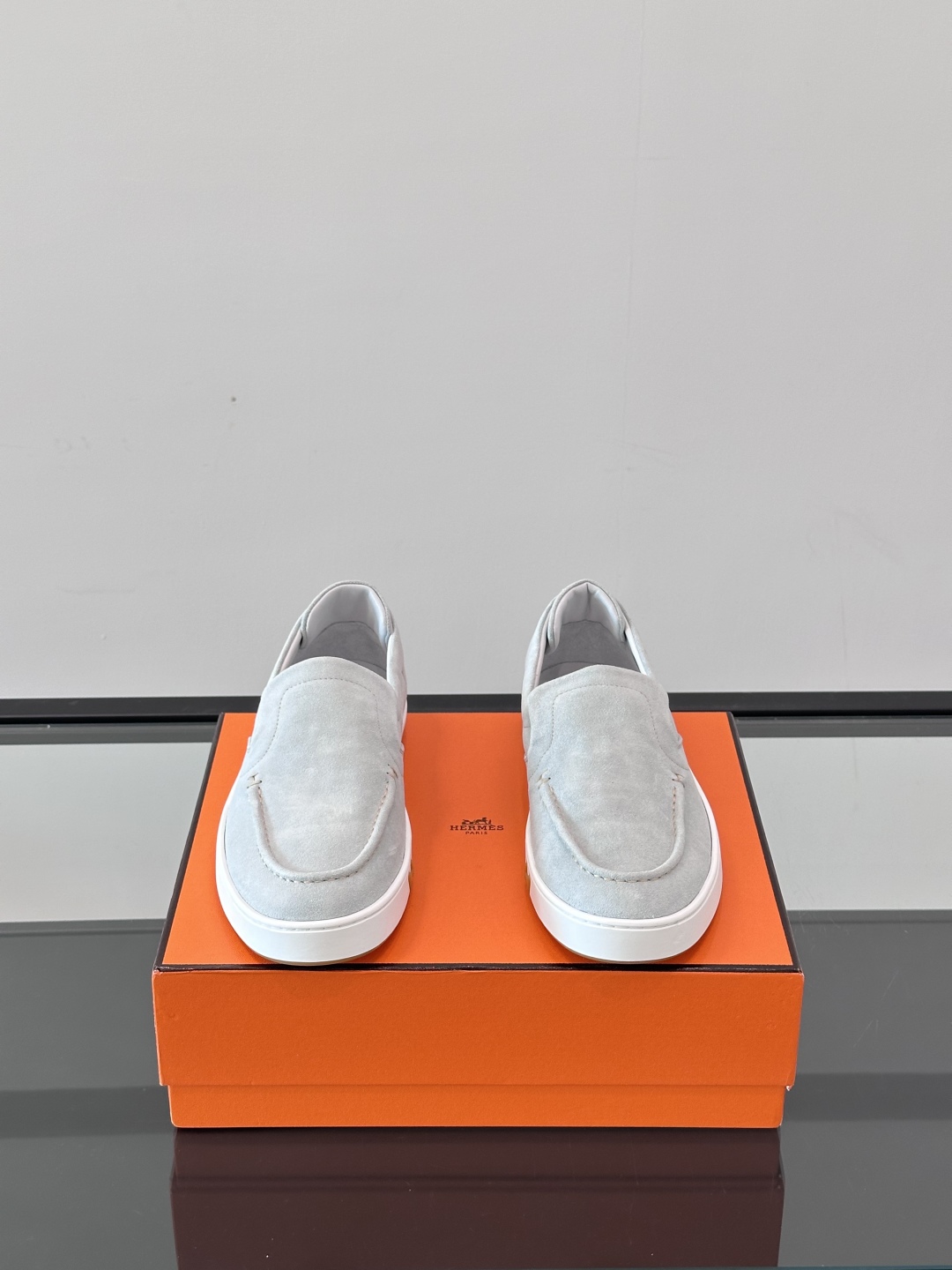 H爱马仕Kiddy免系带运动鞋 👟！牛仔布和麂皮山羊皮免系带运动鞋，饰有标志性“H”细节。设计简约流畅，