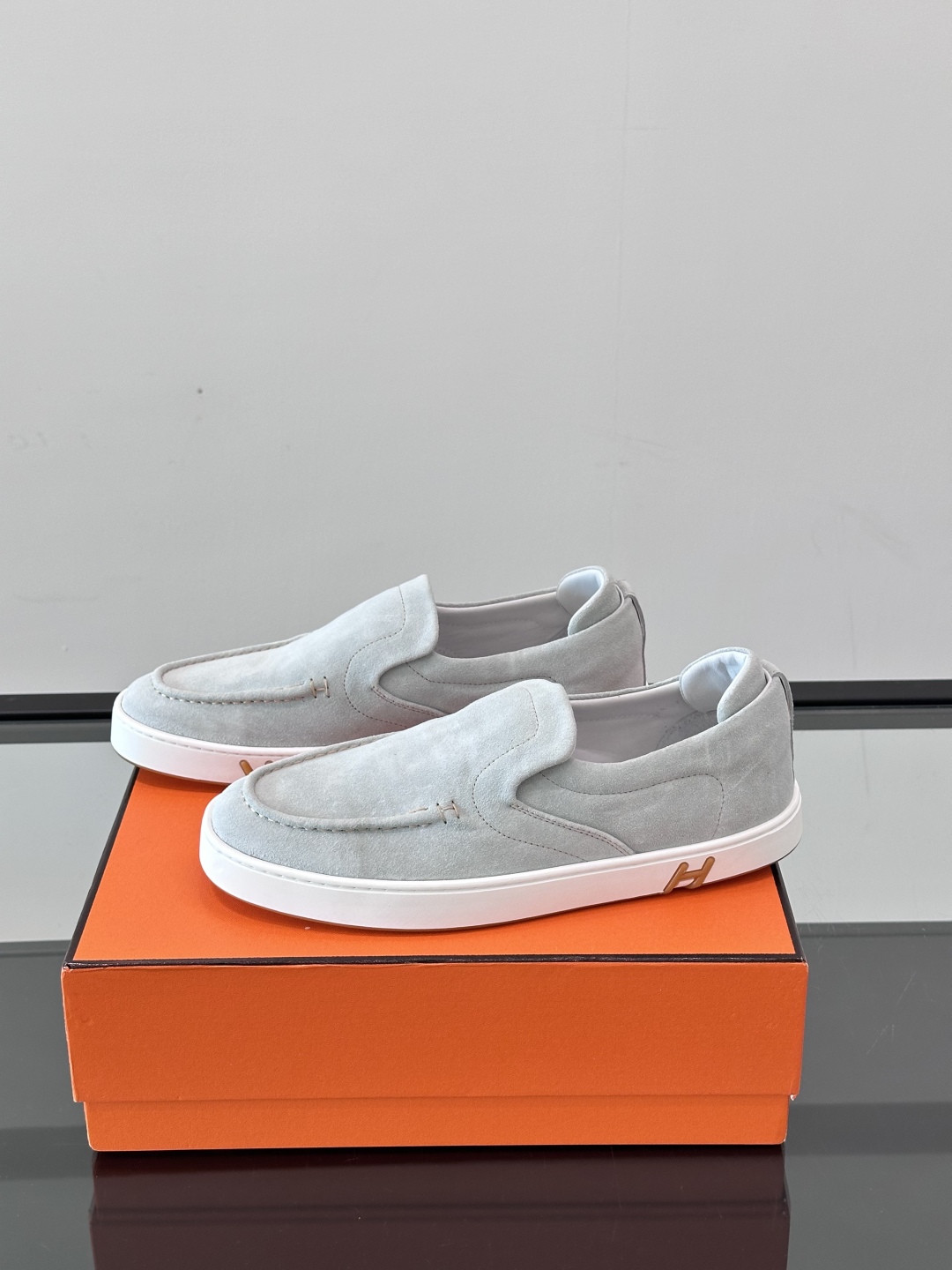 H爱马仕Kiddy免系带运动鞋 👟！牛仔布和麂皮山羊皮免系带运动鞋，饰有标志性“H”细节。设计简约流畅，